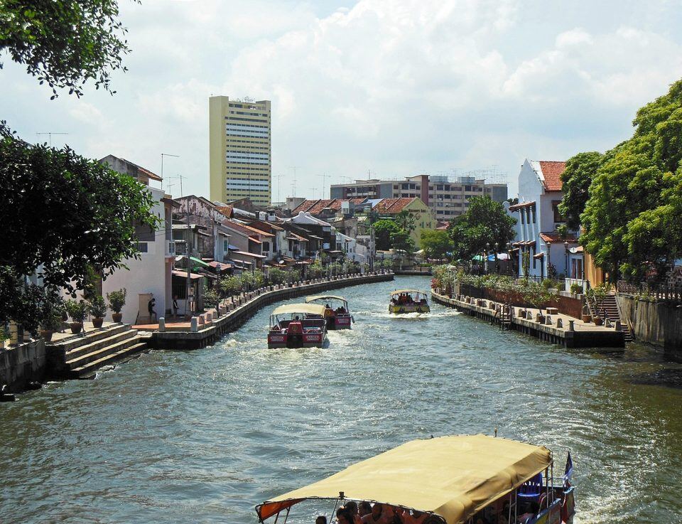 Sungai Melaka dengan bot dan rumah kedai